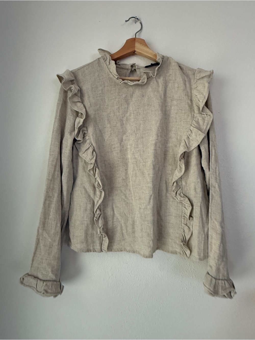 Very J NWT Ruffled Blouse in Oatmeal Neutral Longsleeve  | M
